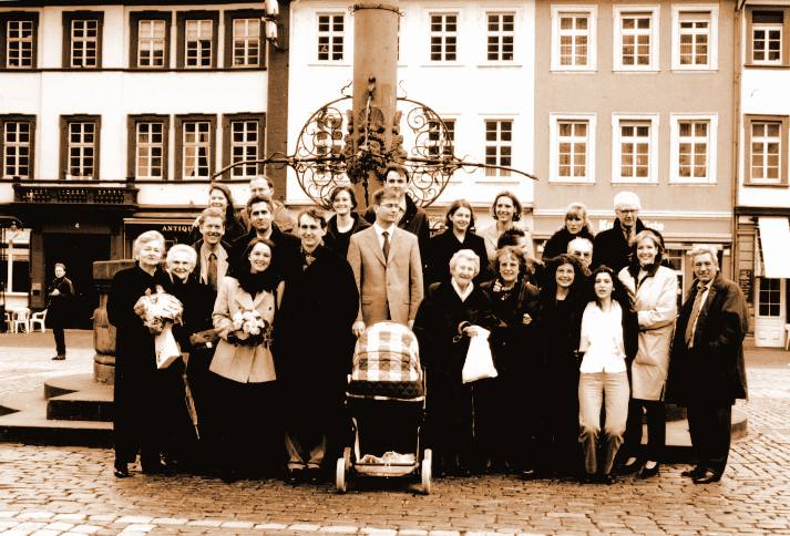 Die Hochzeitsgesellschaft auf dem Markplatz