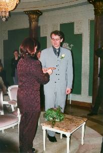 Simone steckt den Ring auf