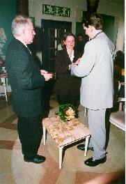 Hans-J�rg steckt den Ring Simone auf