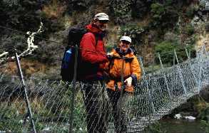 Simone und HaJo auf einer Haengebruecke - Neuseeland